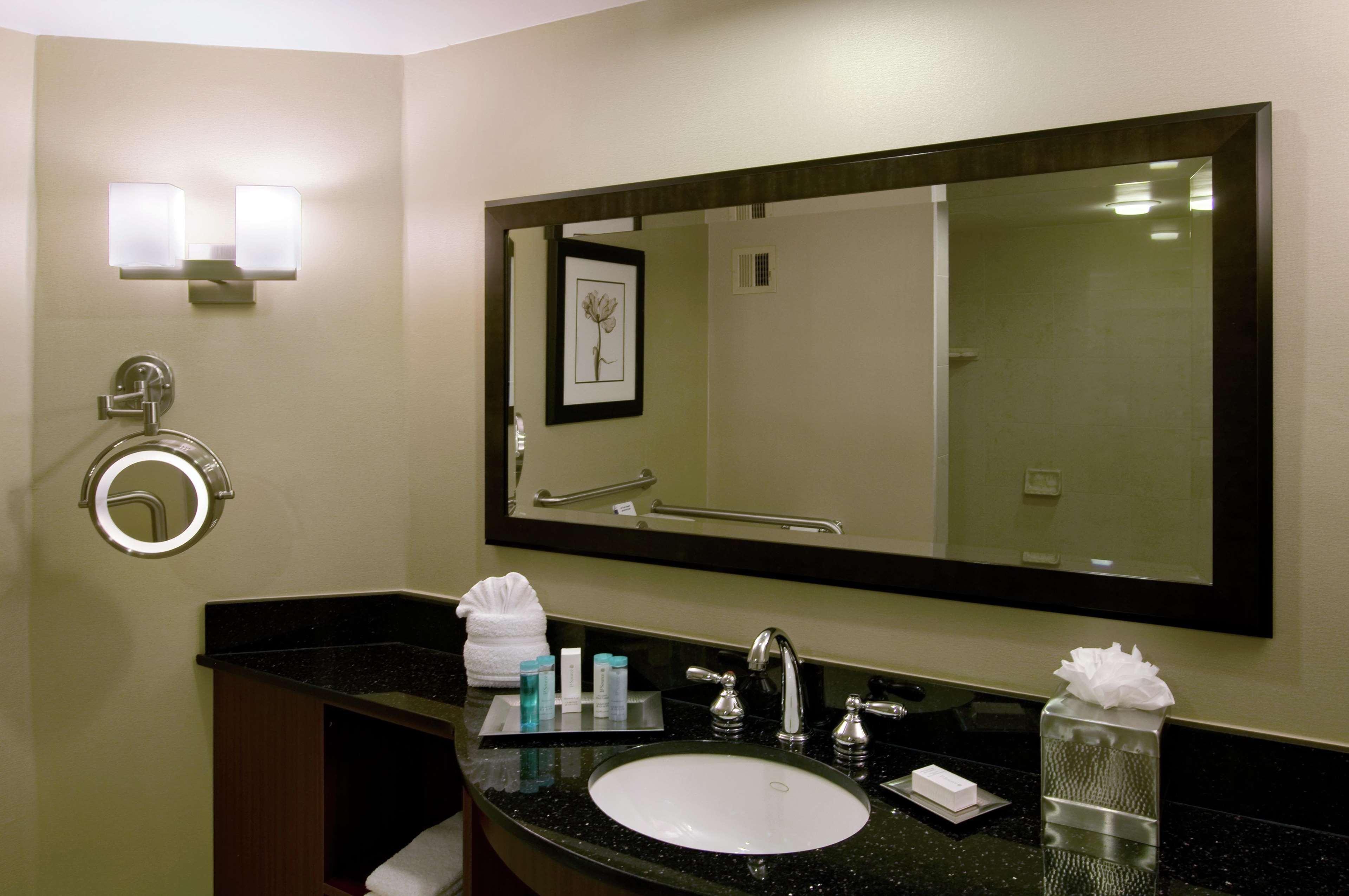 Doubletree By Hilton South Charlotte Tyvola Hotel Стая снимка