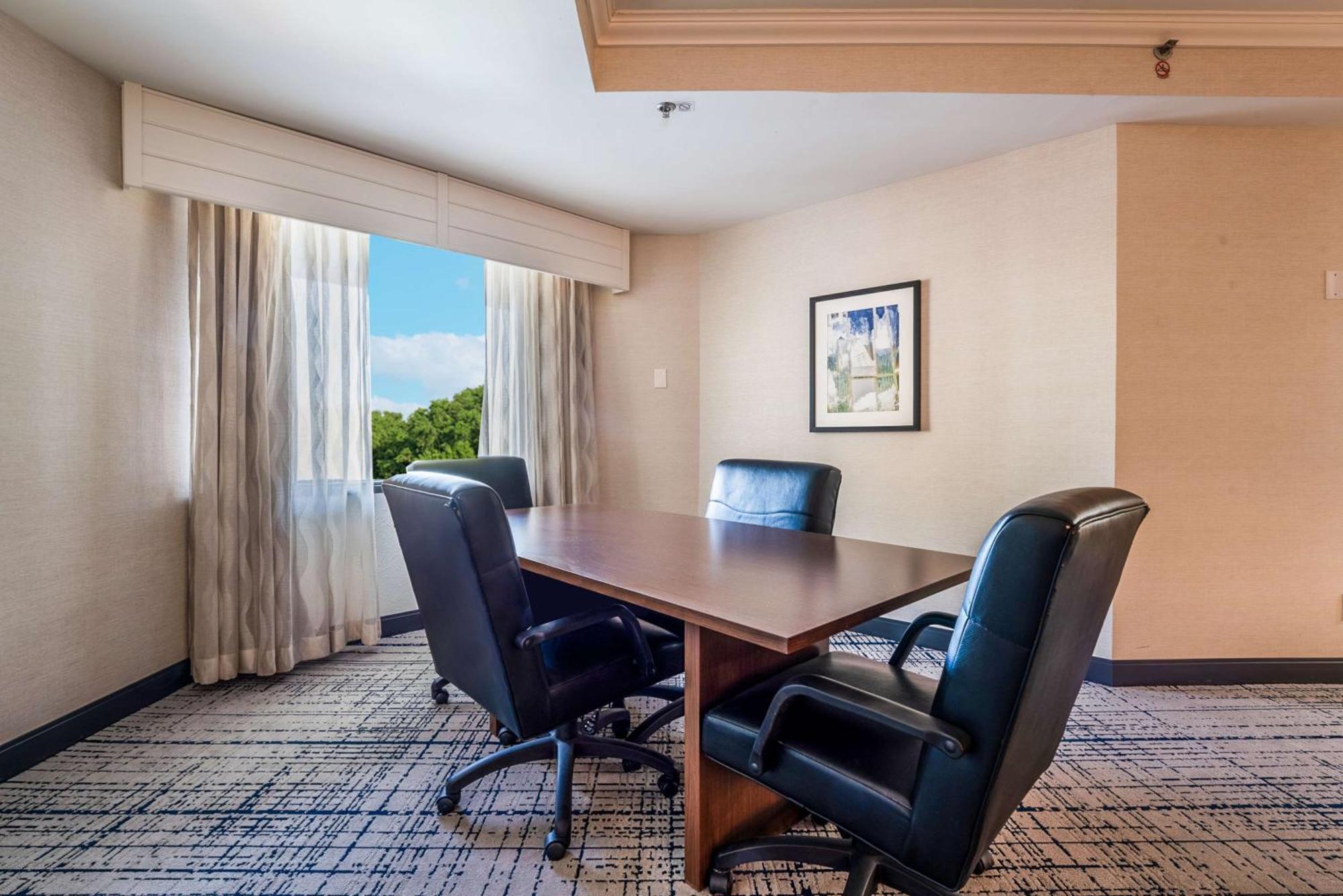 Doubletree By Hilton South Charlotte Tyvola Hotel Екстериор снимка