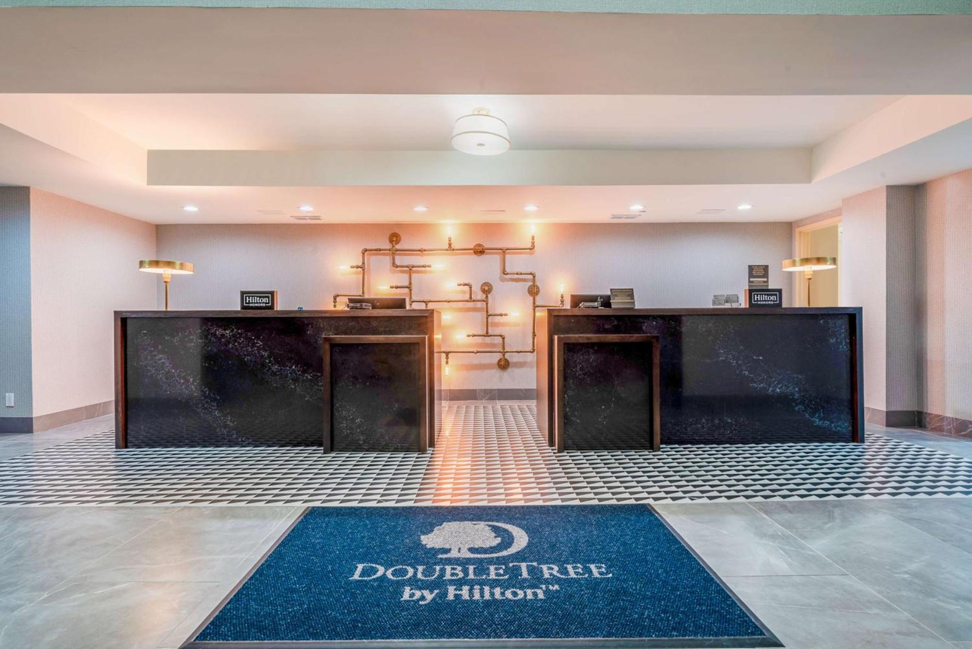 Doubletree By Hilton South Charlotte Tyvola Hotel Екстериор снимка