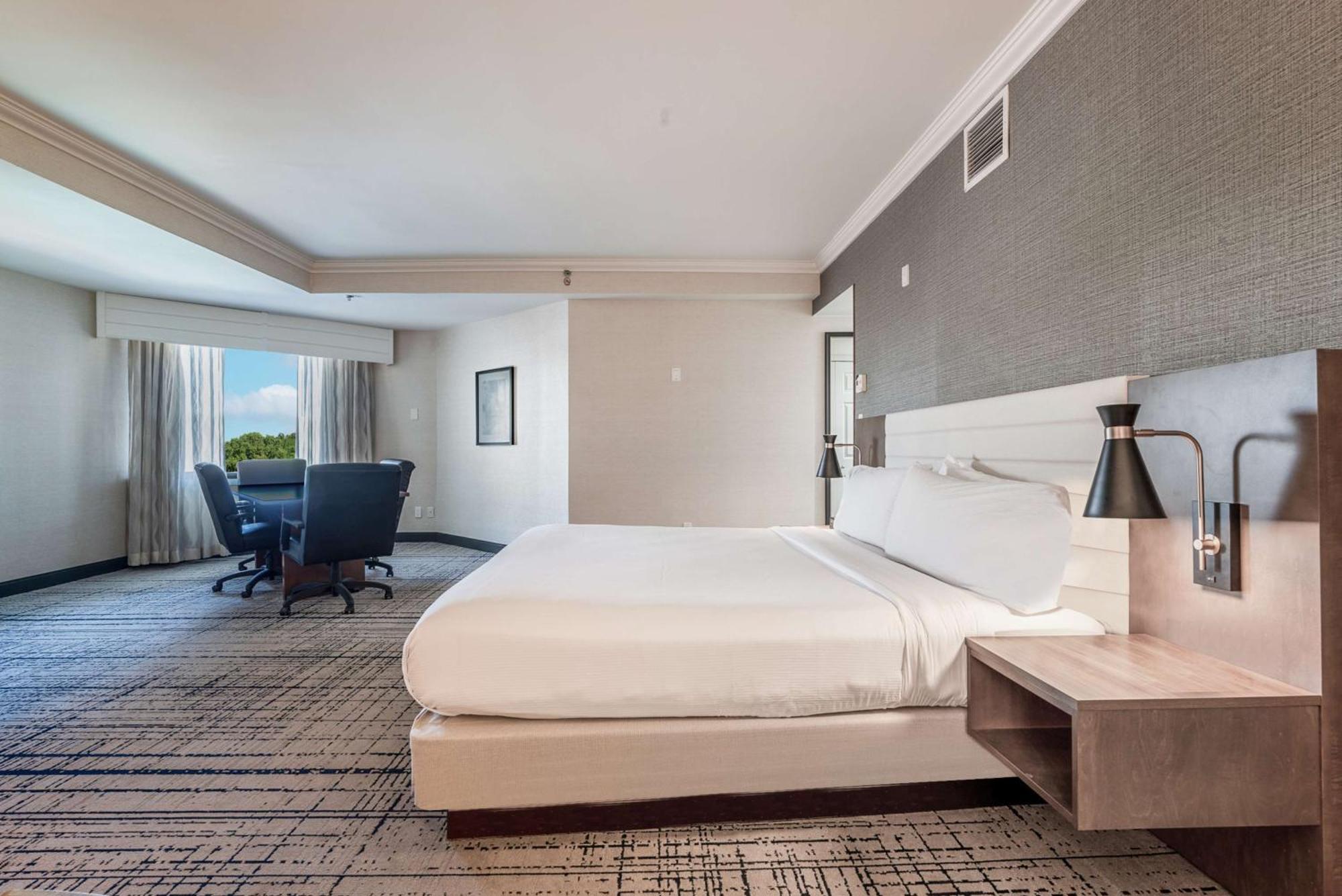Doubletree By Hilton South Charlotte Tyvola Hotel Екстериор снимка